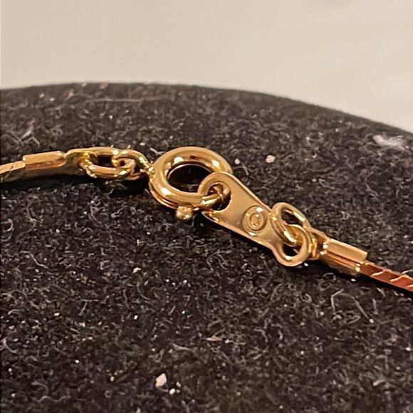 Vintage 7.5” Avon gold tone Herringbone chain bracelet with a spring clasp - Picture 5 of 8